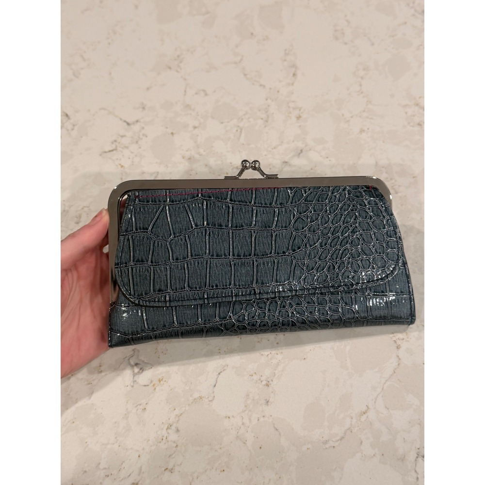 Gray Faux Crocodile Embossed Vegan Leather Clutch With Kiss Lock preppy Formal‎